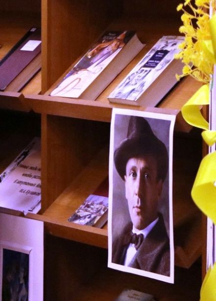 Нехороший цвет, или она несла жёлтые цветы...