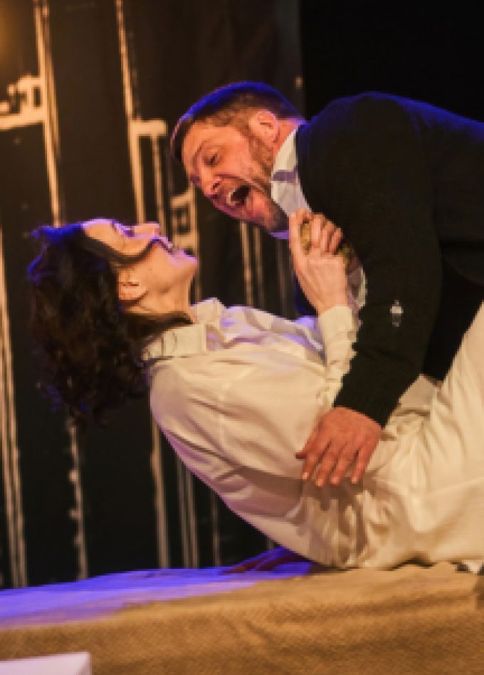 Двое на качелях