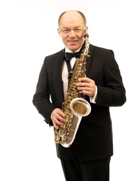 Орган и саксофон при свечах