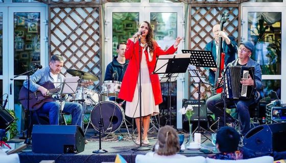 Анна Фроколо и бэнд «Swing Time»